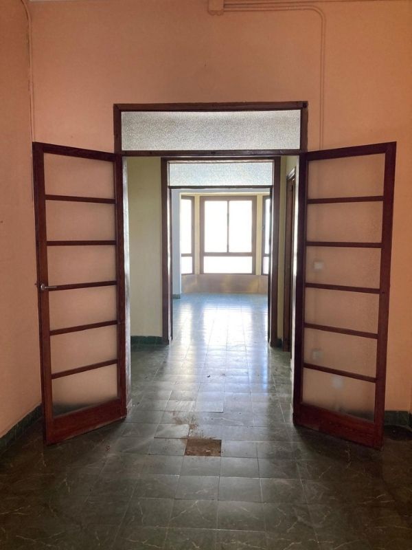 Outdated dark apartment corridor prior to refurbishment in Palma